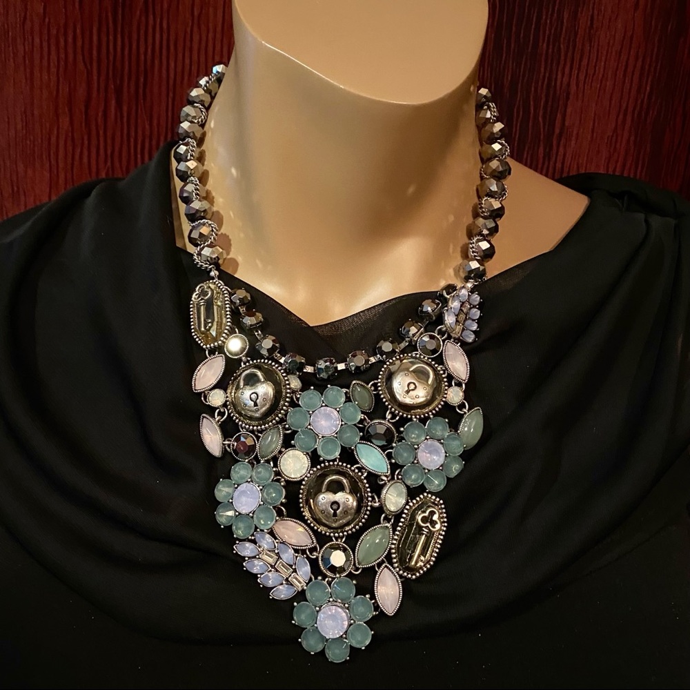 Betsey Johnson  'Lady Lock' LG Bib Necklace/Earrings  NWT/RARE! - Picture 9 of 9